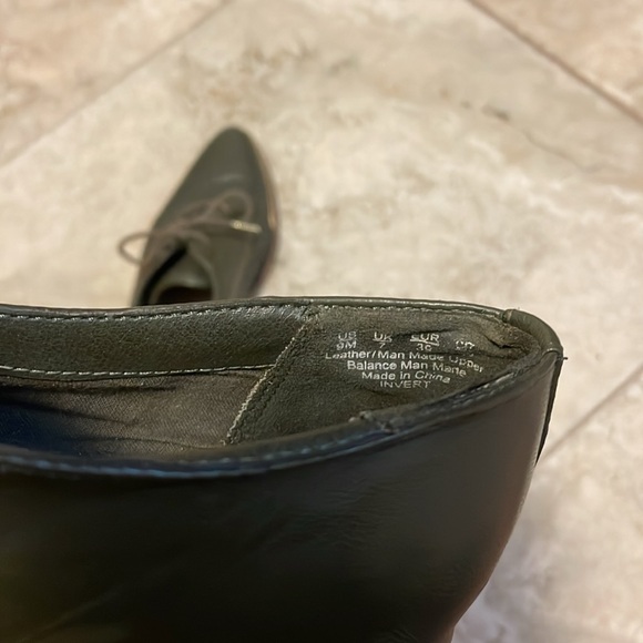 Fergie Green oxfords with gold detailing - Picture 7 of 7